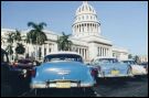 Vista de El Capitolio de La Habana con coches antiguos americanos, en La Habana Vieja