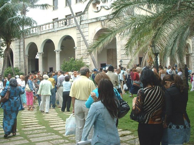 Actividad en sus jardines- Click to enlarge -