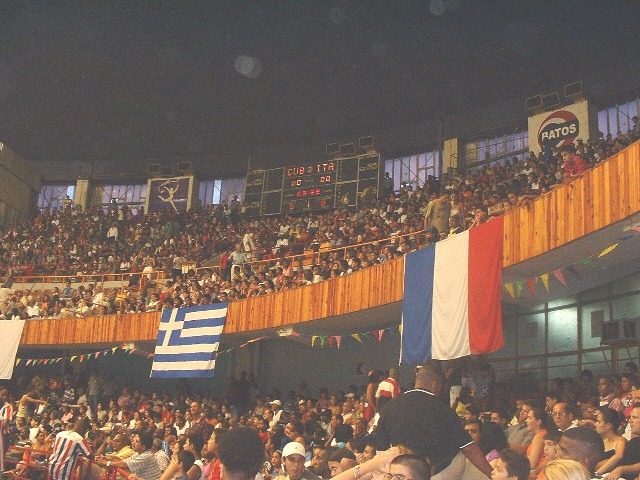 Encuentro de Voleibol Cuba-Italia en el Coliseo- Clicate per ampliare -