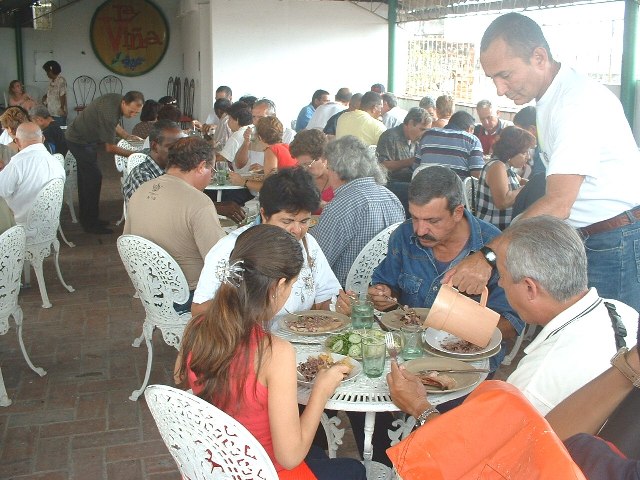 Afiliados y familiares comiendo en la actividad- Clicken Sie hier um zu vergrössern -