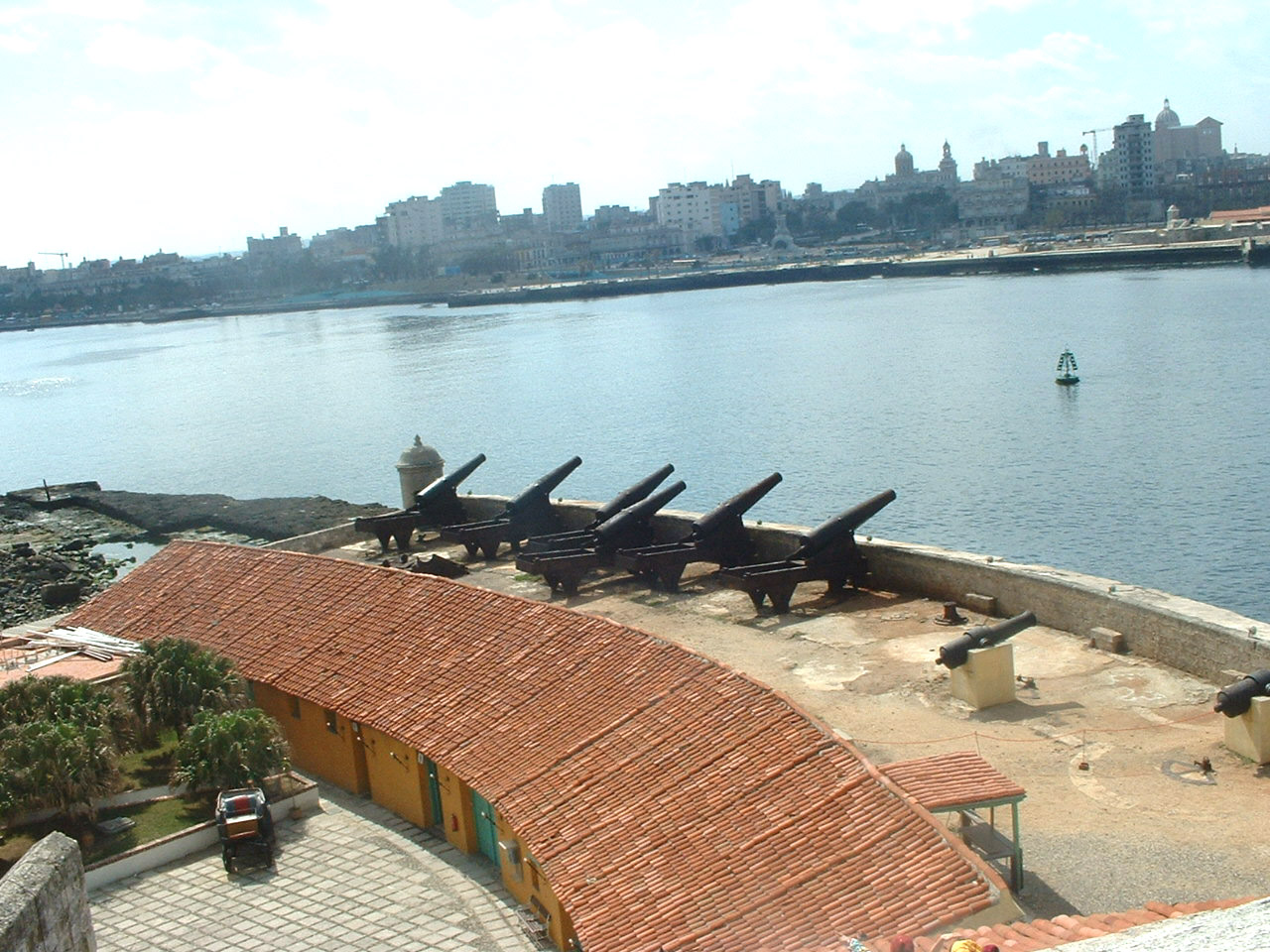 Bateria de cañones apuntando a la entrada de la Bahia. Dar Clic para ampliar la Foto