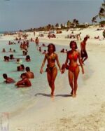 Chicas Cubanas paseando por Las Playas de La Habana