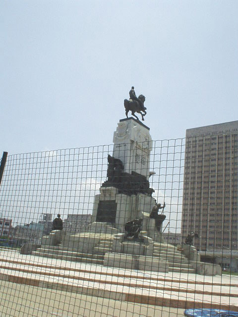 Monumento Antonio Maceo y Hosp.Hermanos Ameijeiras- Click to enlarge -