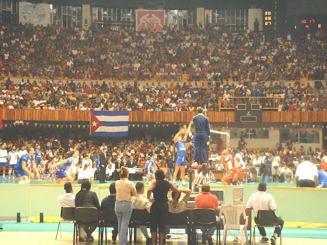 Encuentro de Voleibol Cuba-Italia en el Coliseo- Clicate per ampliare -