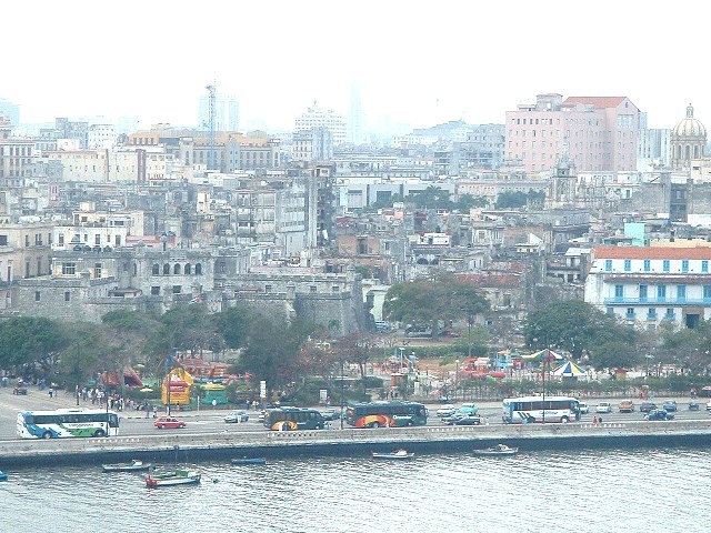 Partial view of Havana Bai and Malecon (Parque inflable y Castillo Real de la Fuerza). Clic for ampliance