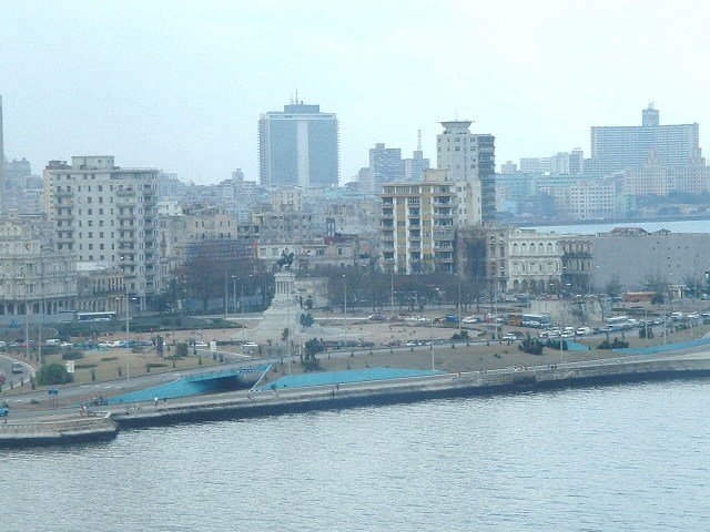 Vista del Puerto de la Habana y el Malecón