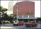 Cine Yara, al comienzo de La Rampa, la zona más céntrica de El Vedado, en la ciudad de La Habana, Cuba