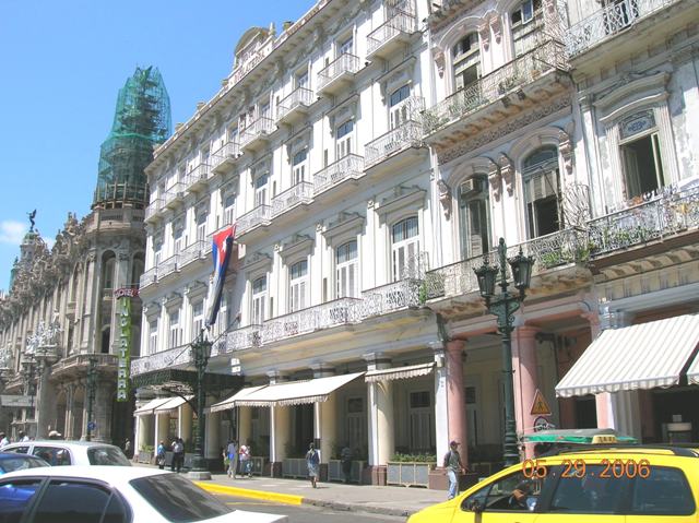 Frente al Parque los Hoteles "Telégrafo" e "Inglaterra". Dar Clic para ampliar la Foto