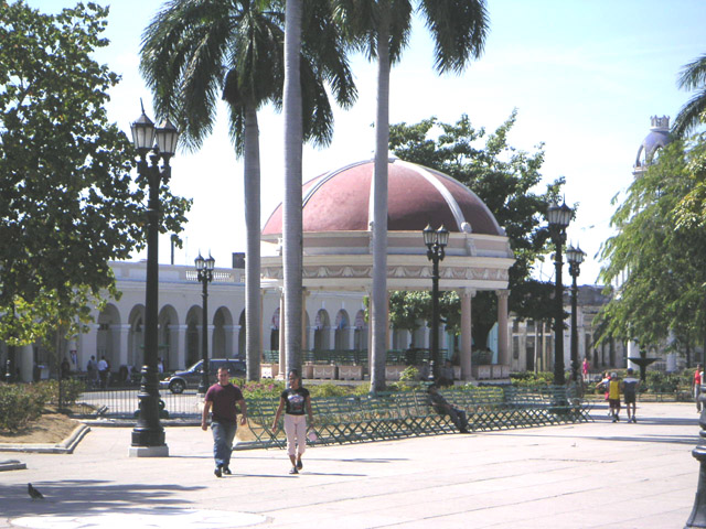 Parque José Martí y al fondo el Antiguo Ayuntamiento