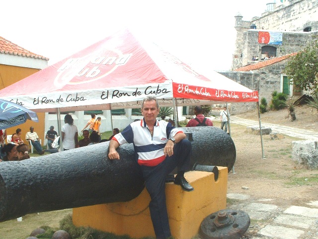 El Autor de este Sitio disfrutando del exterior del Restaurant "Los Doce Apóstoles". Dar Clir para Ampliar la foto