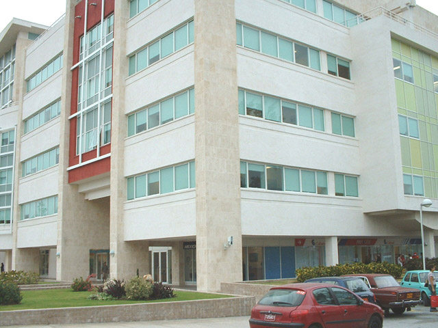 Edificion Barcelona del Centro de Negocios con el frente por la  5ta. Avenida