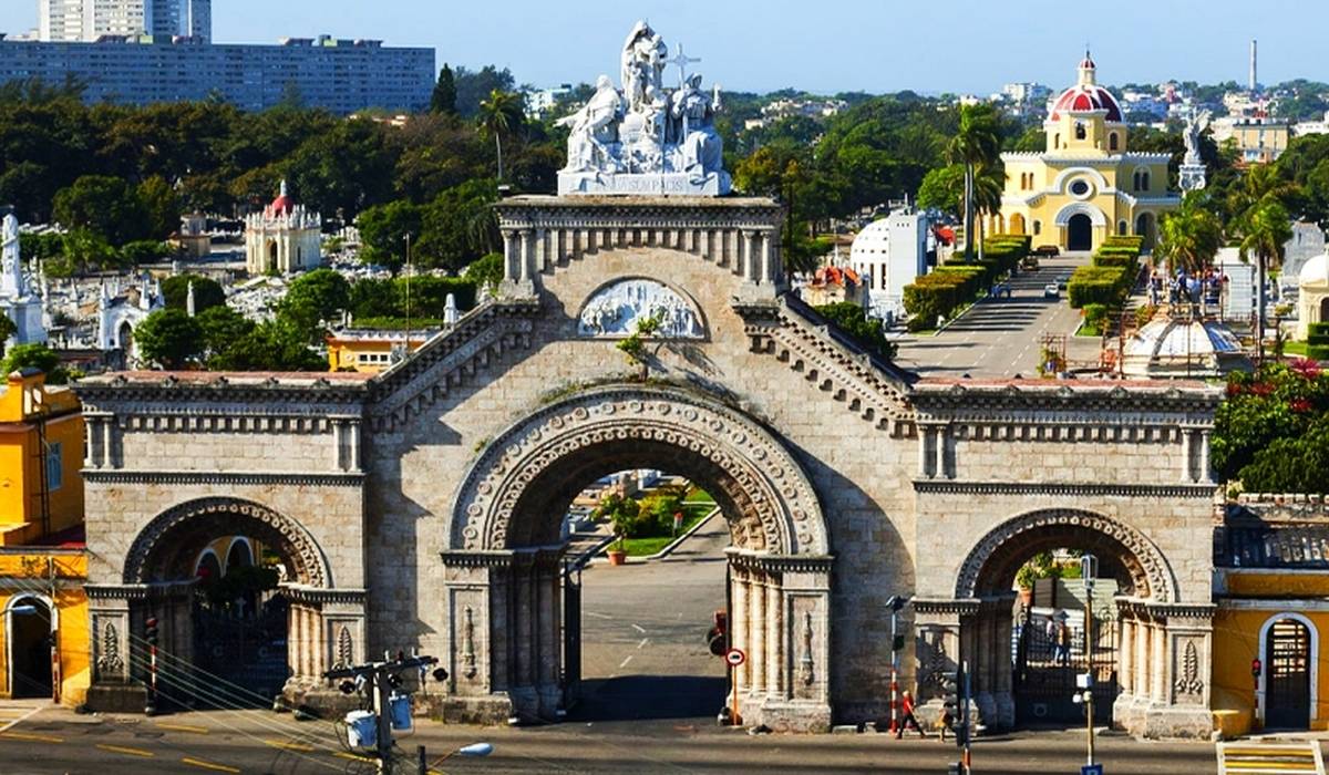 El Cementerio Cristobal Coln