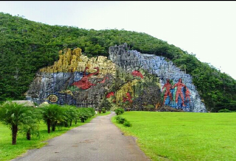 Mural de la Prehistoria en Viales