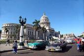 Vista de El Capitolio de La Habana con coches antiguos americanos en La Habana Vieja