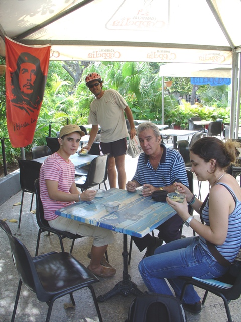 El autor del Sitio, su hijo y una turista amiga- Click to enlarge -