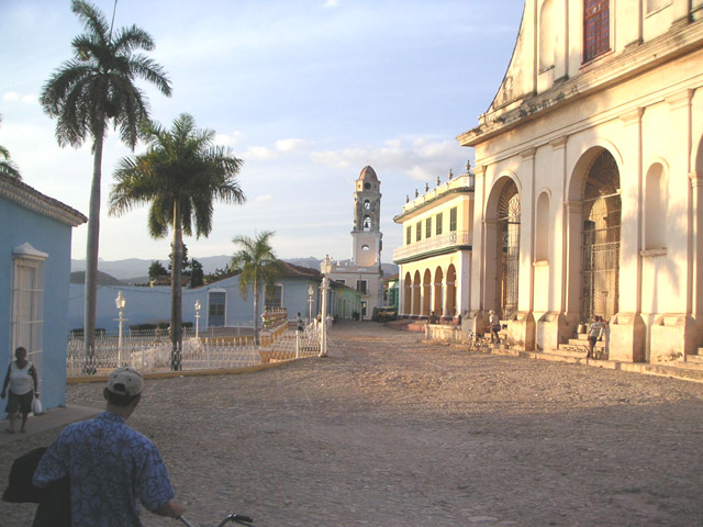 Plaza Mayor al fondo e Iglesia de la Santísima Trinidad. Dar Clic para ampliar la foto